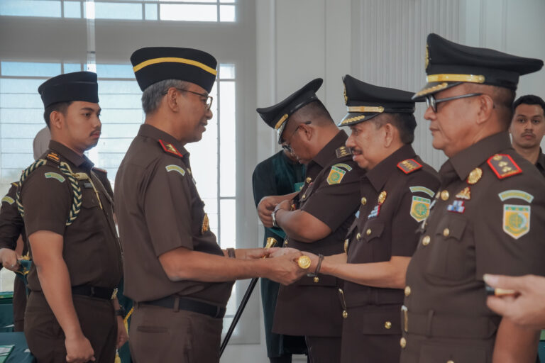 Kepala Kejaksaan Tinggi Sumbar Bapak Muhibuddin, S.H., M.H. melantik Bapak Bapak Koswara, S.H., M.H. sebagai Kepala Kejaksaan Negeri Padang